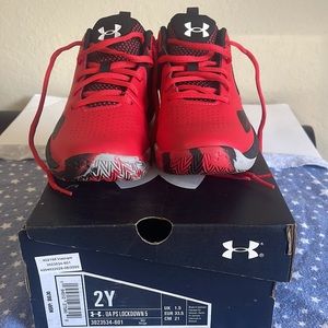 Almost New-Under Armour UA PS Lockdown 5, size 2y